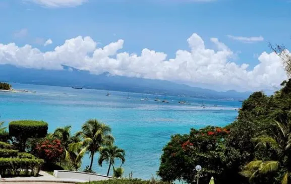Grand  T3, piscine avec vue mer sur ilet Gosier et sur la Basse -Terre