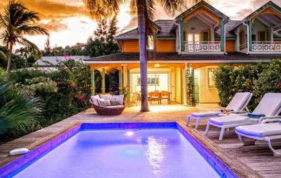 Maison de charme avec piscine privée dans un joli jardin tropical