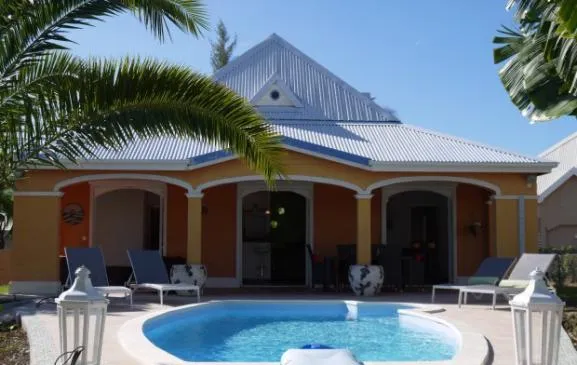 Villa de charme  avec piscine neuve, décoration soignée, résidence sécurisée