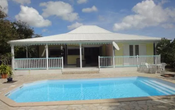 Villa créole avec piscine et jardin privatifs à St François