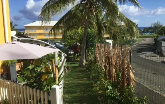 2 pièces en rez de jardin avec terrasse- jardin petite vue mer à 2 mn de la plage du Moule