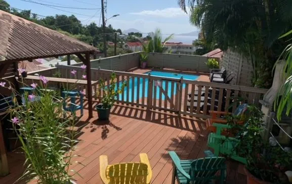 Bungalow «Cocotier» en bois, sur pilotis avec terrasse - Piscine au sel et chauffée avec vue mer. 