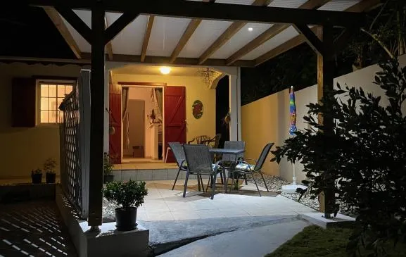 BUNGALOW  'CHEZ NINE'  AVEC PISCINE DANS JARDIN