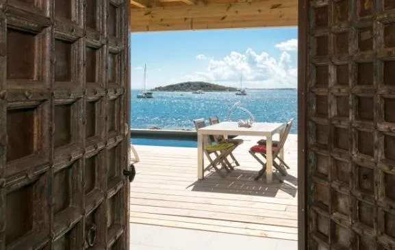 Ma Cabane les pieds dans l'eau avec piscine