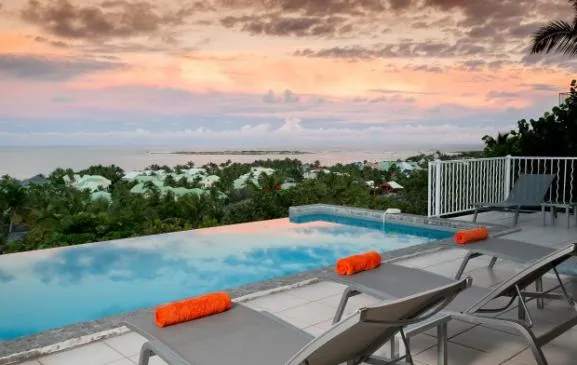 Belle villa Barabande sur les hauteurs d'Orient Baie, vue mer, piscine