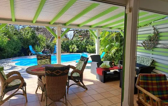 villa avec piscine privée Res KARUKERA sur la route touristique de la pointe des châteaux.