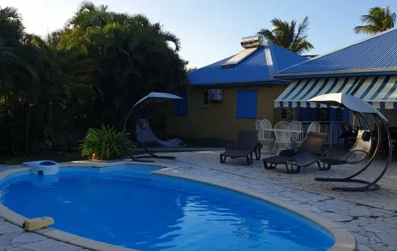 VILLA BISMARKIA SPACIEUSE DANS QUARTIER RESIDENTIEL ET SON JARDIN PRIVATIF 