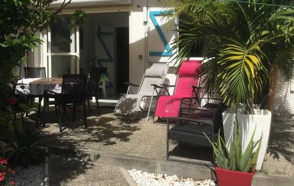 T2 tout confort 200m de la plage en rez-de-jardin, espace arboré sans vis à vis avec citerne d'eau 650L