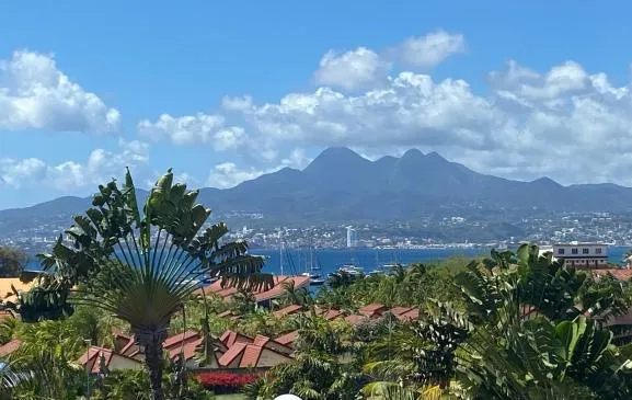 Appartement Altéra 4 t3  vue sur la baie de Fort de France en face de l’Anse Mitan