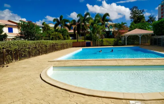 Maison F2 duplex dans résidence de standing avec piscine