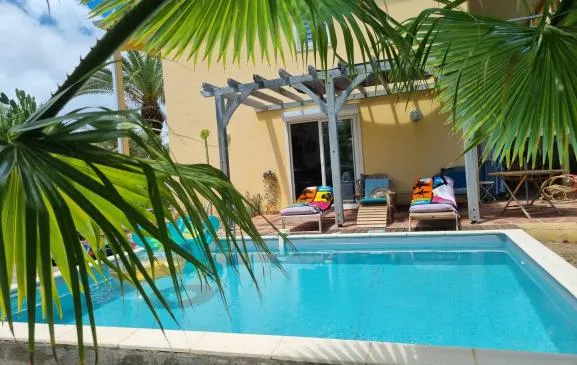 LA VILLA PAPAYE -  97150 ORIENT BAY SXM - LES PIEDS DANS L'EAU - 2 PISCINES ET PLAGE