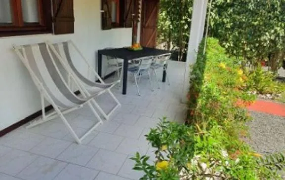 Pavillon dans jardin tropical pour 4 pers (2 chbres 2 SBD) avec acces piscine proche plages et commerces