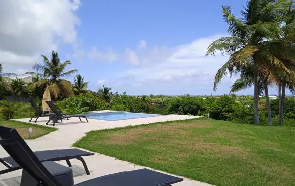 Villa neuve 6 personnes avec piscine privée. Vue mer.