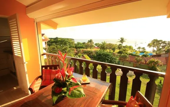 Studio meublé  3210 Grenadine avec grande  terrasse vue mer panoramique à 270° degrés de face  à vous couper le souffle