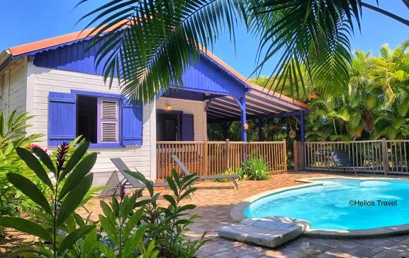 Villa Deshaies, 3 chambres, piscine, 300 m de la plage de Fort Royal.
