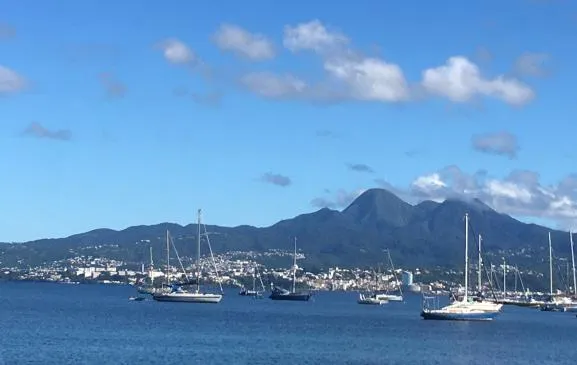 Anse Mitan T2 vue mer 180°. Plage à 100 m. Tarif dégressif.