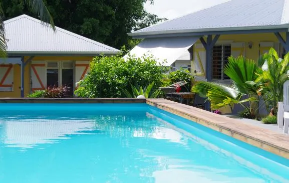 Bungalows de 2 à 4 personnes avec piscine de 10 x 5 m et la plage à 1 km