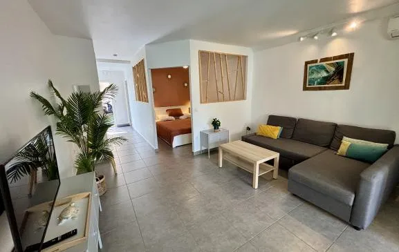 Studio rez-de-jardin, dans une résidence avec piscine!