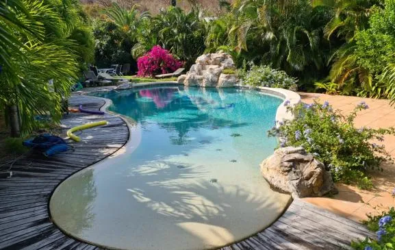 Villa, piscine, jacuzzi, jardin luxuriant