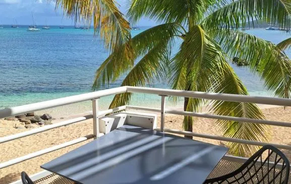 Studio avec vue mer et piscine, les pieds dans l'eau