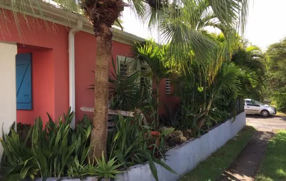 Villa les Saintes à 50 m de la plage