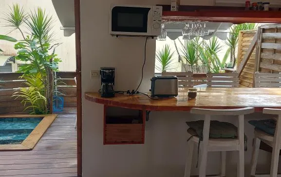 Appartement résidence les Hauts de l'Anse avec bac à punch à 150m de la plage
