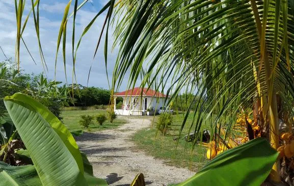 MAISON ENTRE MER ET CAMPAGNE. En pleine nature, calme et bien ventilée.