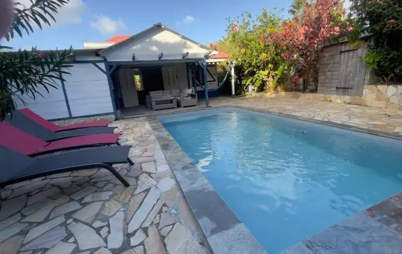 Villa T4 en bois créole avec jardin & piscine