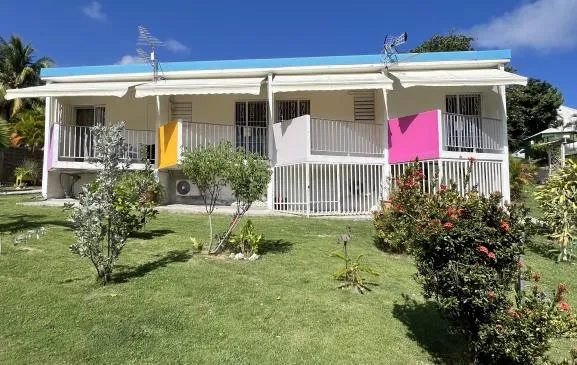 Appartement Ixora D Fuchsia au coeur d'un jardin verdoyant et fleuri, accès direct plage à 2 min de marche