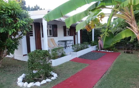Pavillon dans jardin tropical pour 4 pers (2 chbres 2 SBD) avec acces piscine proche plages et commerces