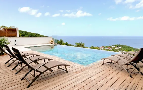 Villa Manitou vu exceptionnelle sur la mer avec piscine au carrelage façon pierre de Bali