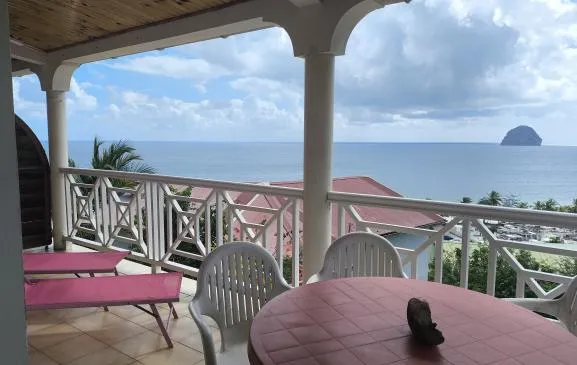 F2 Hibiscus (dans Villa Cannelle) -Vue sur la mer et le Rocher du Diamant