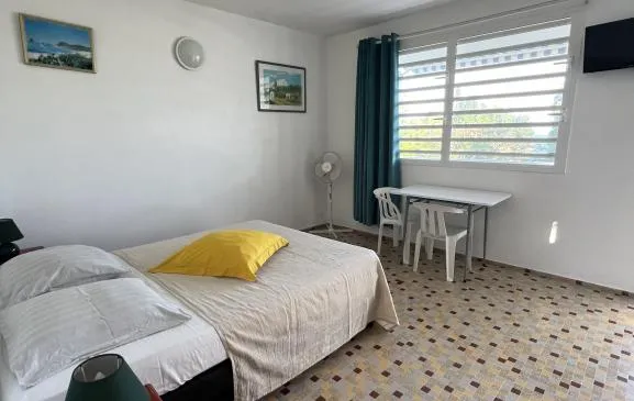 Location Hibiscus 4 en bord de mer, accès direct plage, vue tropical, montagne et mer, jardin fleuri, + citerne