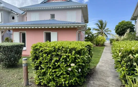 Malora Beach, front de mer et accès plage