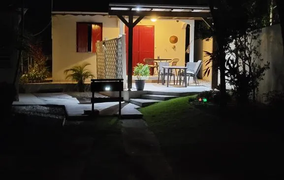 Bungalow chez Nine avec piscine 