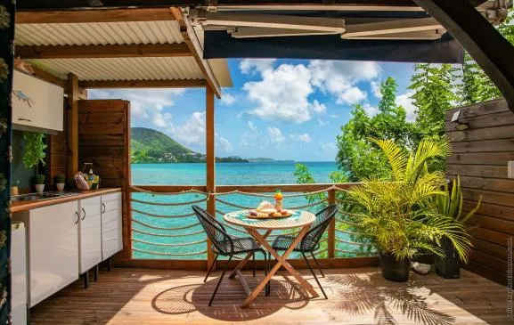 Nouveau superbe studio Corail climatisé suspendu au dessus de la mer vue imprenable