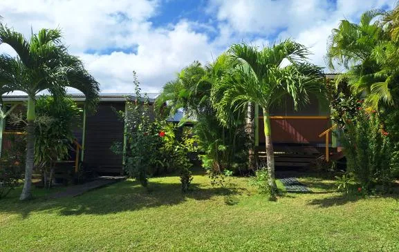 Dine Colibri, deux bungalows, bois style créole