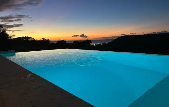 Villa Ti'Chenou, 3 suites, plain pied avec vue mer et canopée, avec piscine à débordement, proximité plage