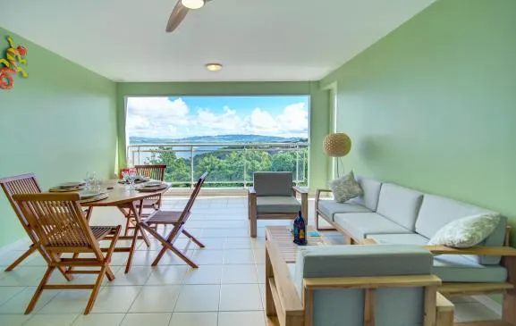 Meublé de tourisme 3 étoiles, confort Prémium,  avec vue exceptionnelle sur la baie de Fort-de-France