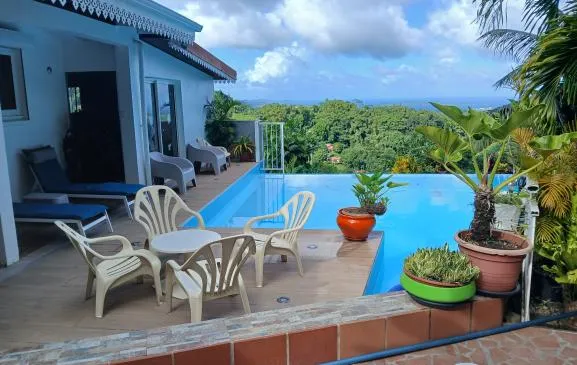 Villa type F4 avec piscine, jacuzzi et voiture