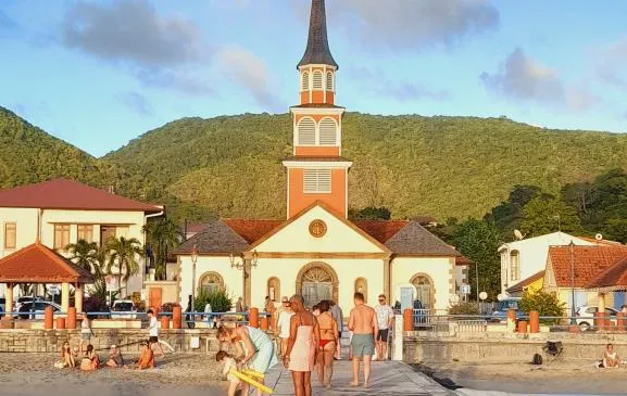 Kaz Calebasse T2 avec loggia 500m plage et village