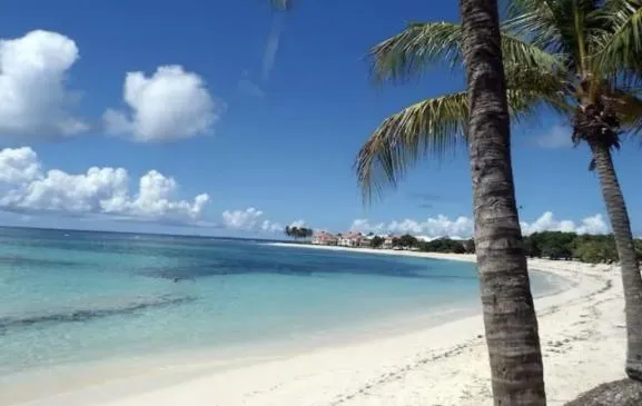 Appartement T4, 6 personnes, 3 chambres Clim, plage à 50 m, piscines, parking