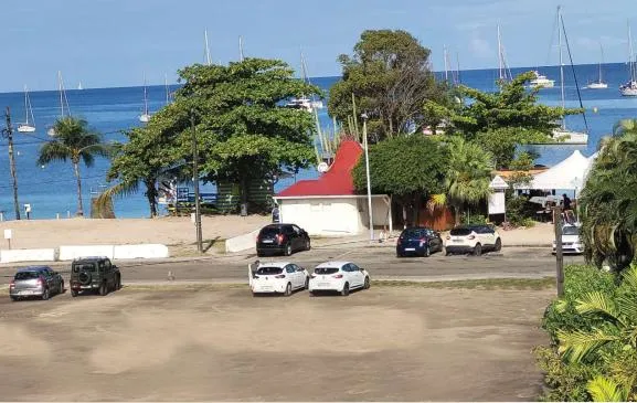 Spacieux appartement, terrasse vue mer 50 m de la plage de l' Anse Mitan, Résidence Alpinia