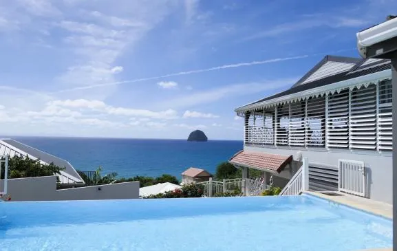 Villa avec vue mer et piscine à débordement