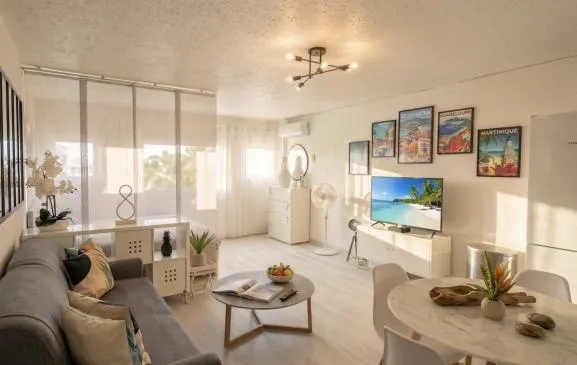 Studio lumineux avec piscine, à deux pas de la plage
