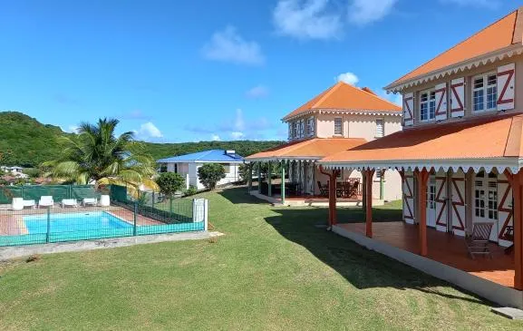 Résidence Les Alizés, maison créole avec piscine