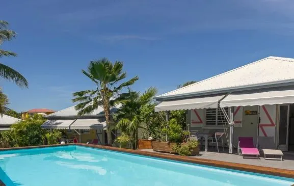 Résidence de 3 bungalows • Grande piscine & Jardin tropical • Proche des plages et de la marina