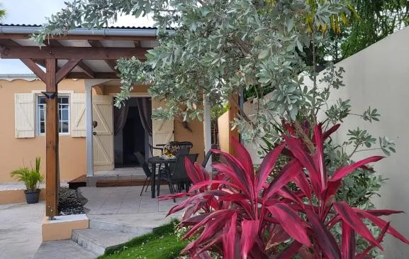 Bungalow chez Nine avec piscine 